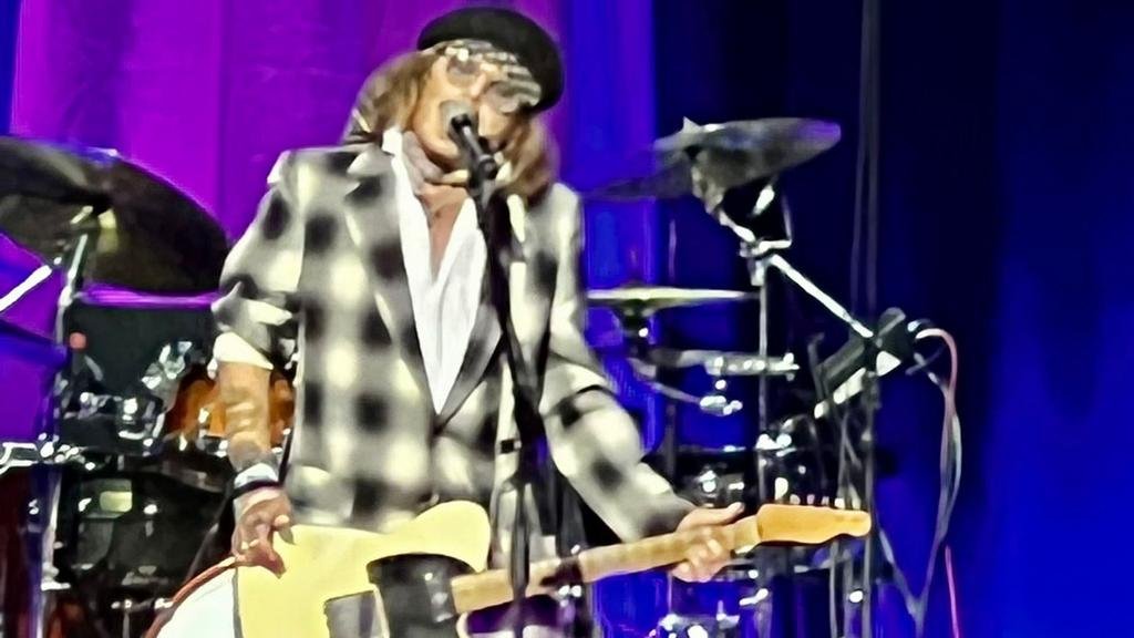 Esperando el resultado del juicio Depp se tomó un avión y dio un show en Inglaterra