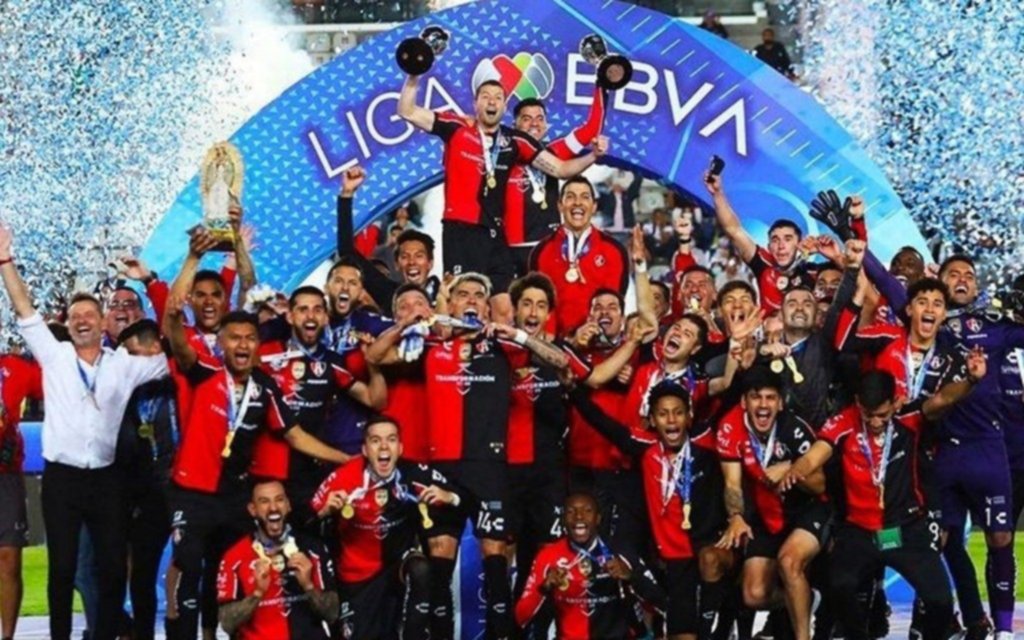 El ex DT de Gimnasia que estaba por ser despedido en México y terminó haciendo historia