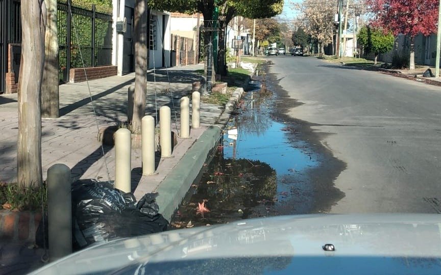 Caudalosa pérdida de agua y brote de reclamos en 76, 21 y 22