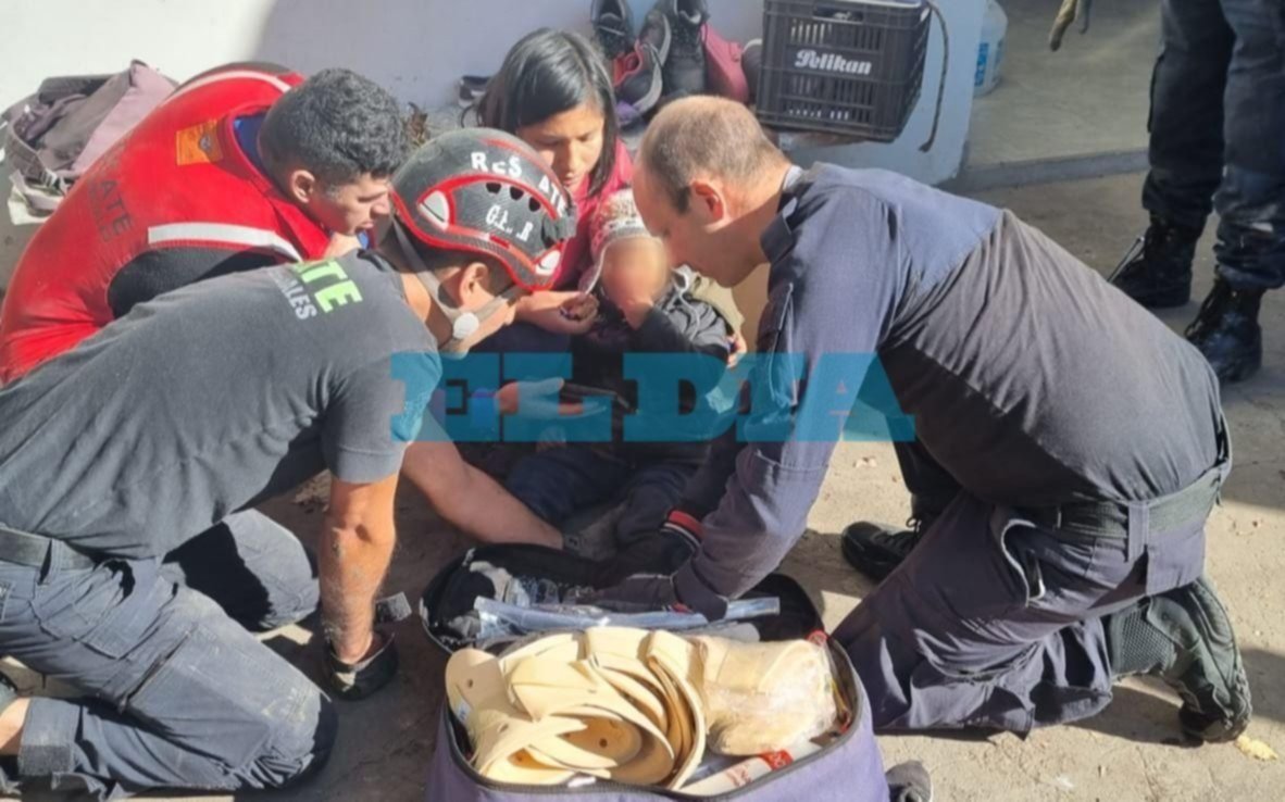 Dramático rescate de un nene de 3 años que cayó a un desagüe en La Plata