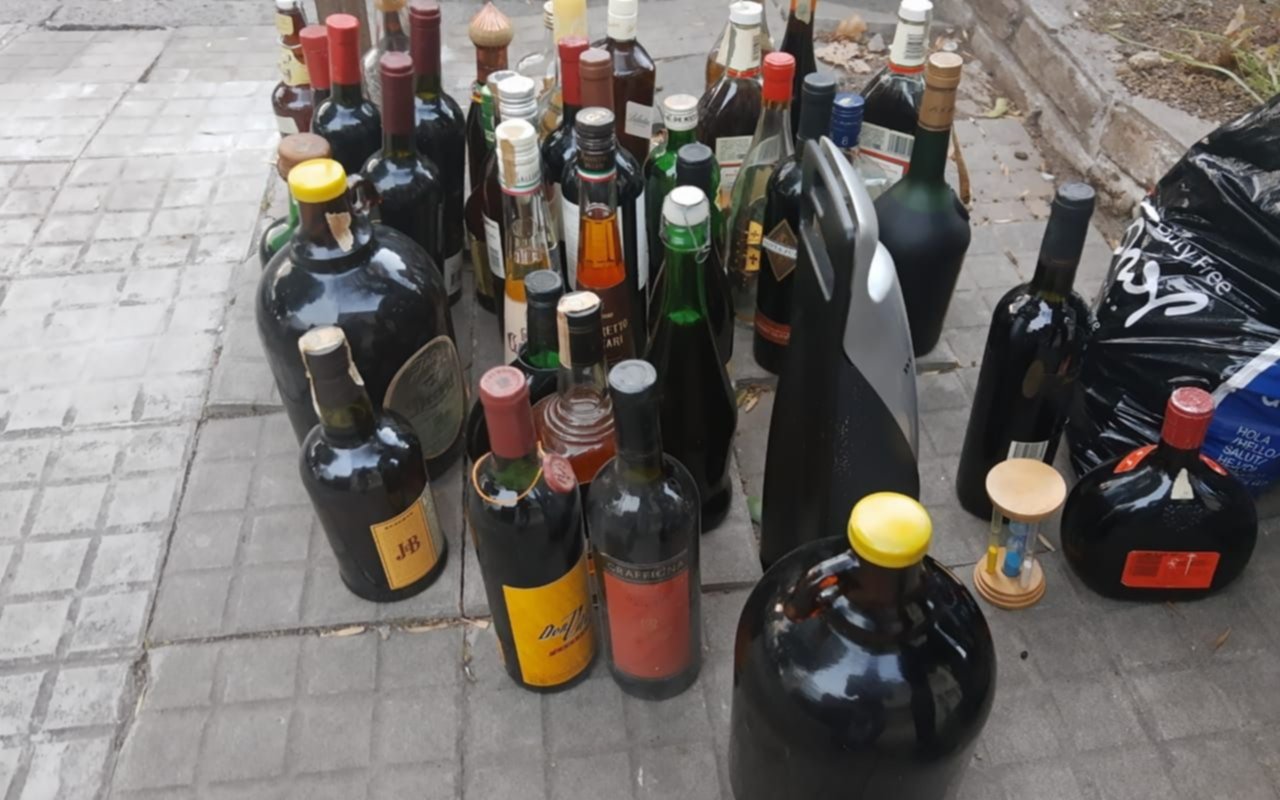 Le prohibieron el alcohol a un vecino de La Plata y sacó a la calle decenas de botellas