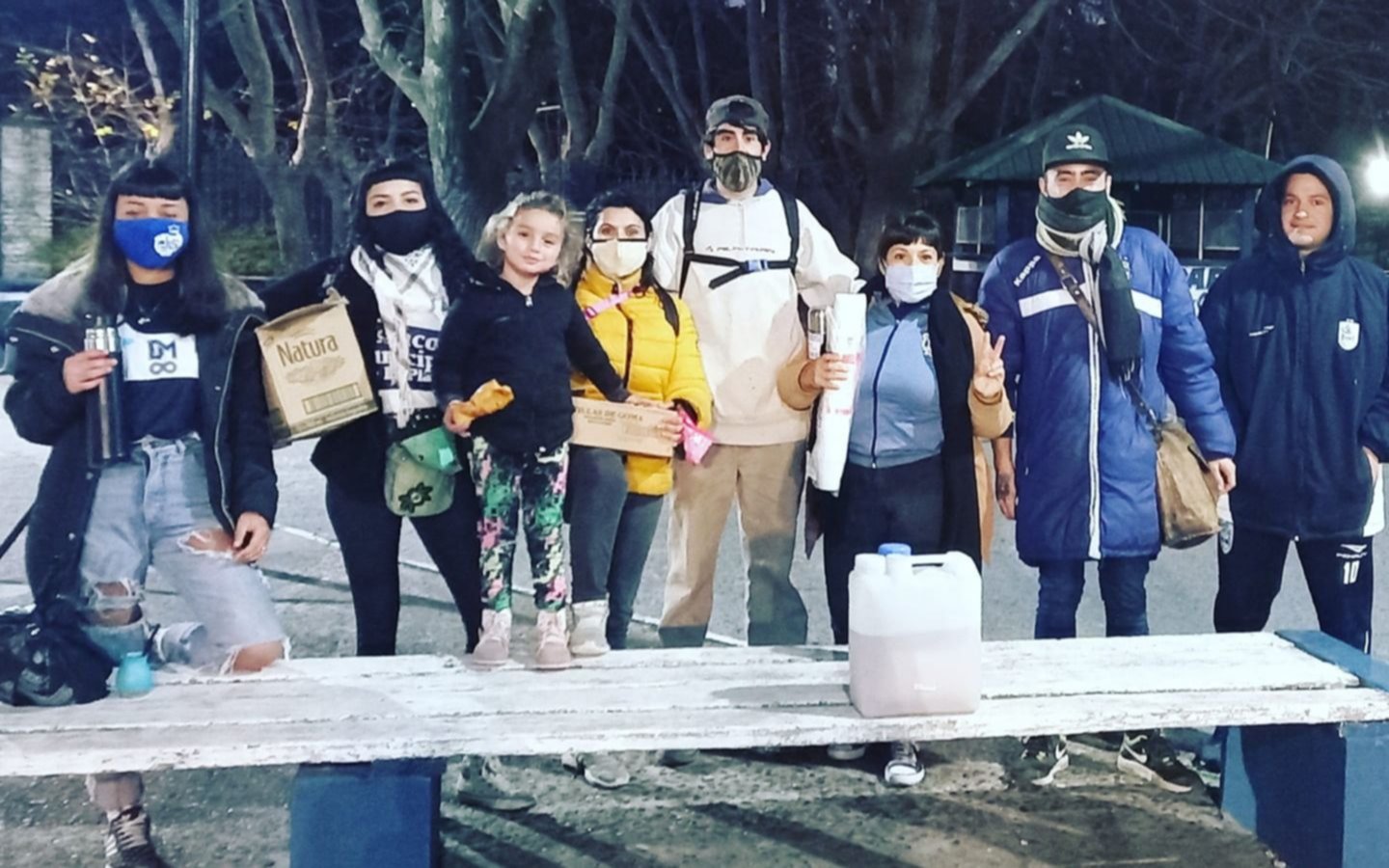 Hinchas del Lobo realizan campaña solidaria contra el frío