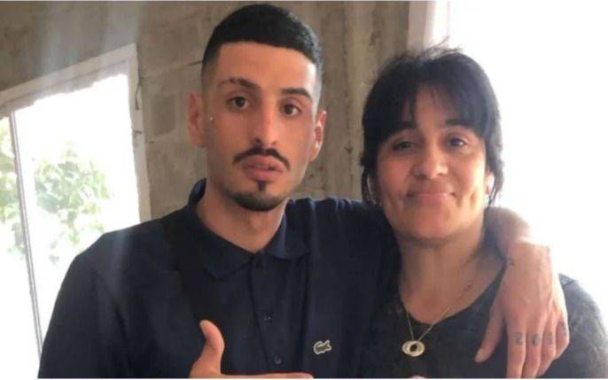 La madre de El Noba se mudó a un motorhome frente al hospital para cuidar al cantante
