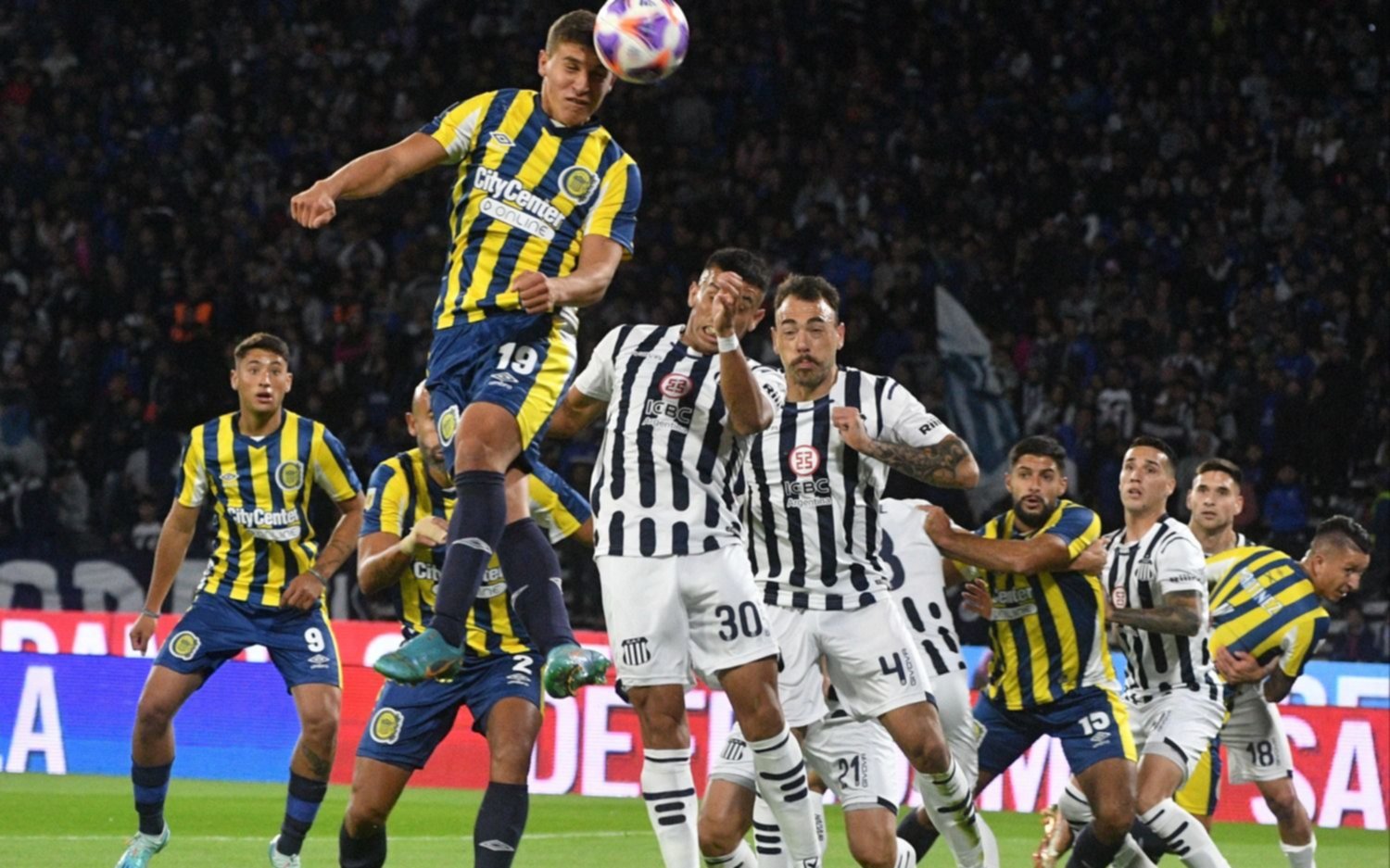 Talleres le ganó al Canalla y trepó al cuarto lugar con un triplete del uruguayo Santos
