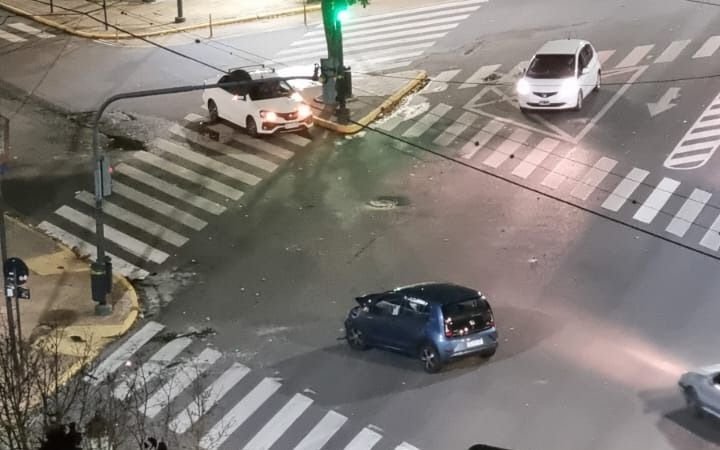 Chocaron dos autos en pleno centro de La Plata y estuvieron en medio de la calle más de 5 horas