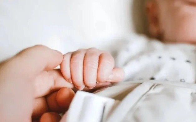 ¡De no creer! Le quiere poner a su bebé el nombre de una verdura por una tradición familiar: ¿cuál es?