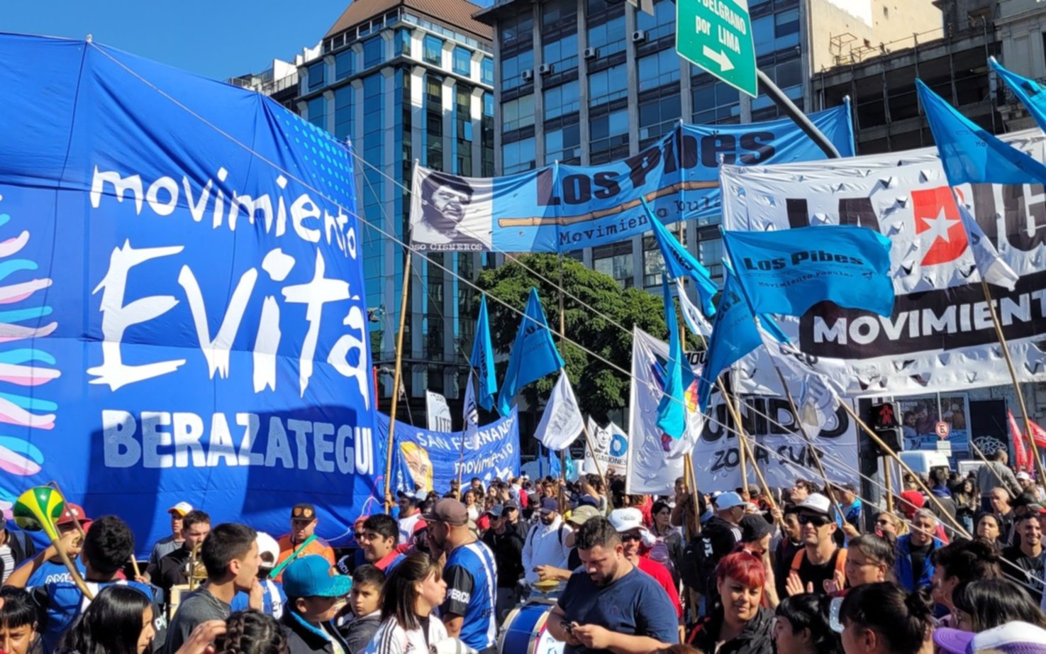 En el Día del Trabajador, movimientos sociales cortaron la 9 de Julio con críticas al Gobierno y al FMI