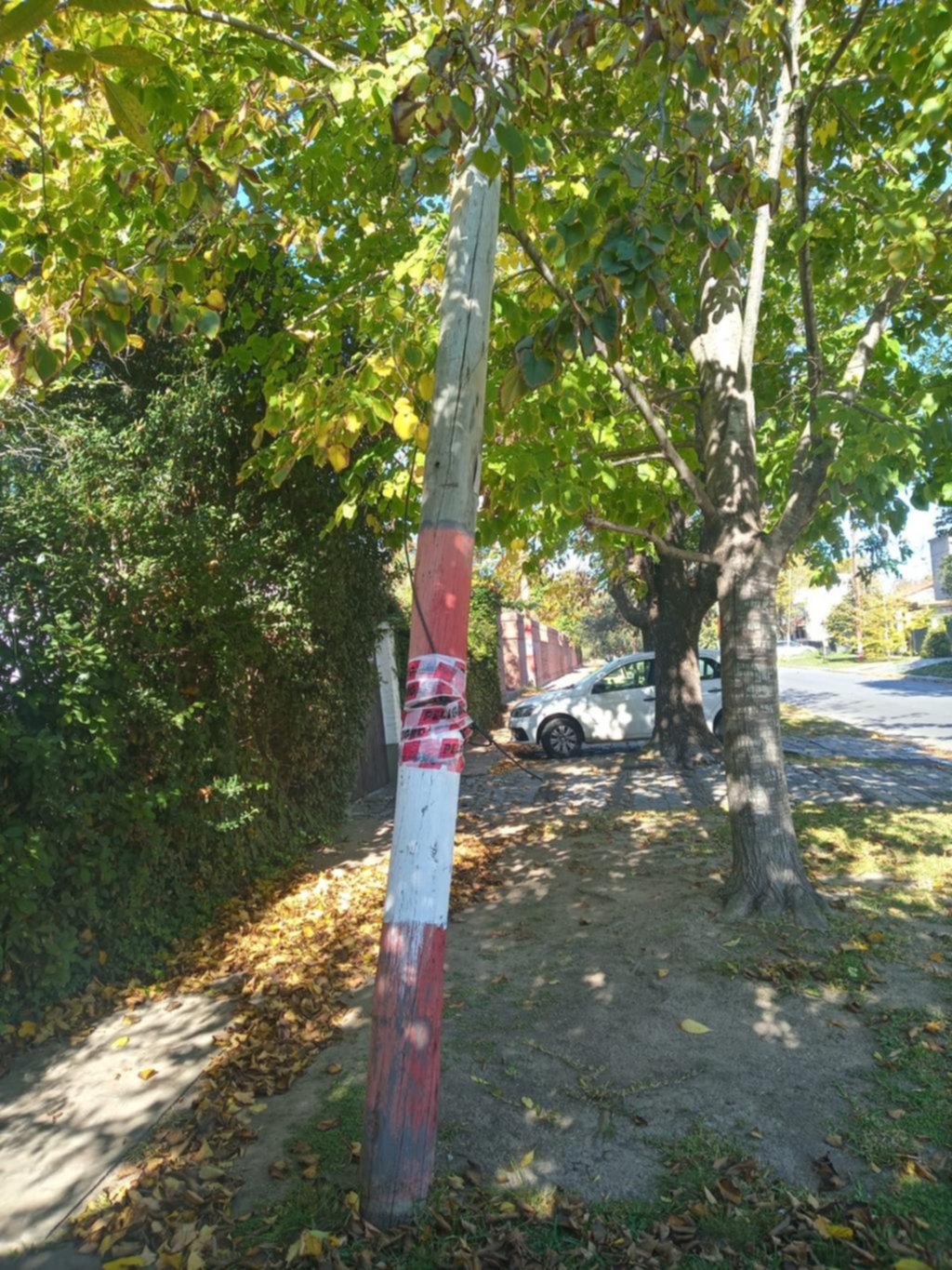 Peligro por un poste inclinado en City Bell
