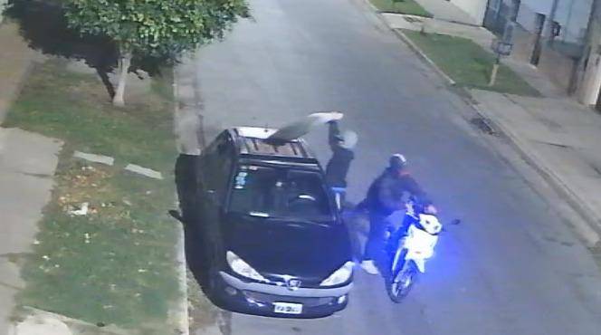 Ya no saben qué robar en La Plata: motochorros se llevan... ¡el techo de un auto!