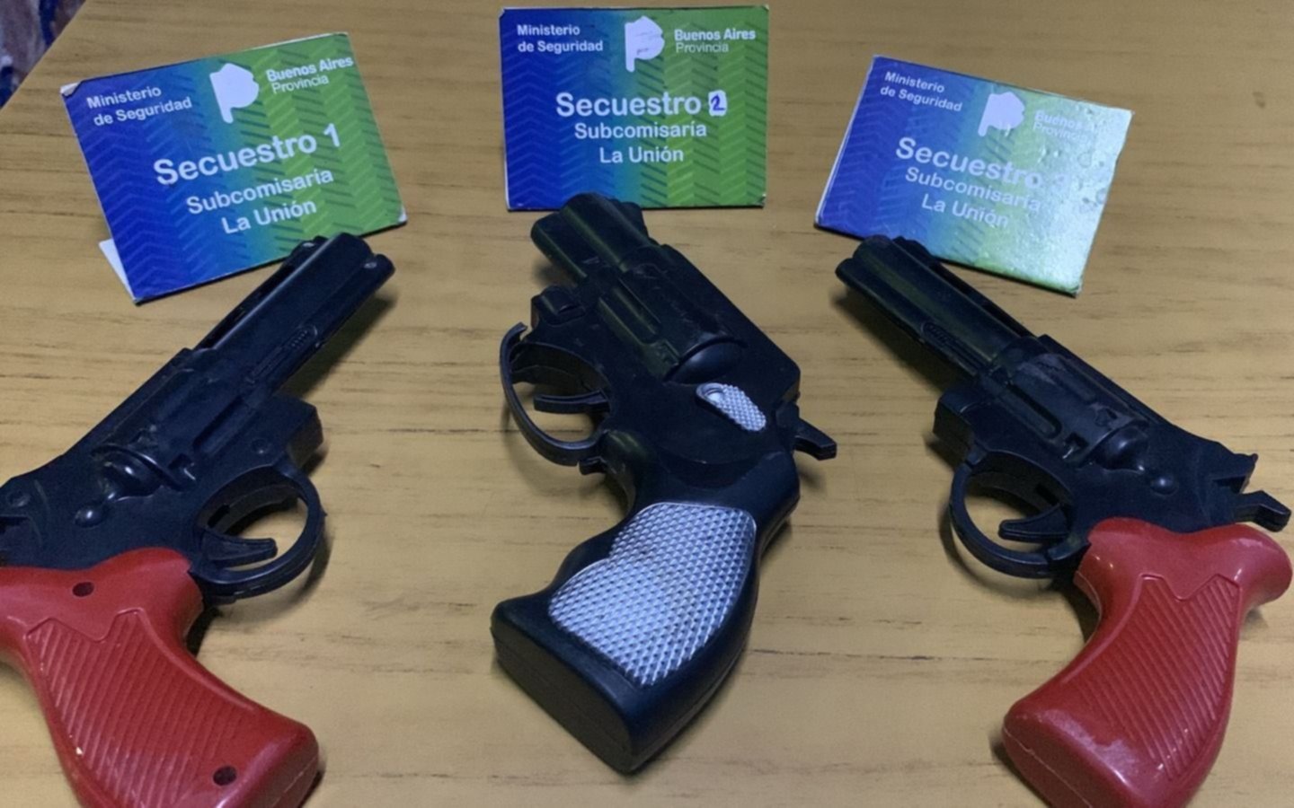 Tensión arriba de un micro de La Plata: viajaba con 3 revólveres, que al final eran de plástico