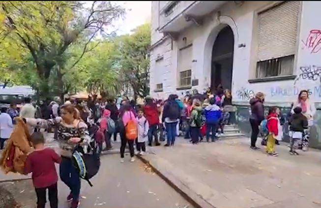 Para atrás con la quinta hora en una escuela