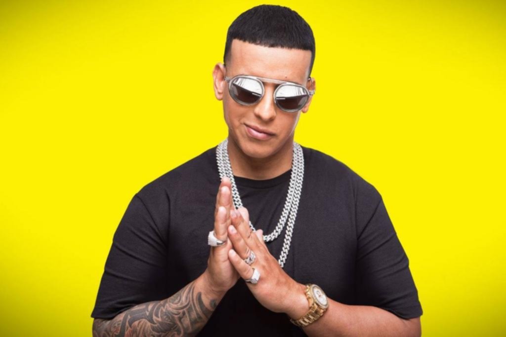 De la música a la producción: Daddy Yankee, detrás de la serie “Neón”
