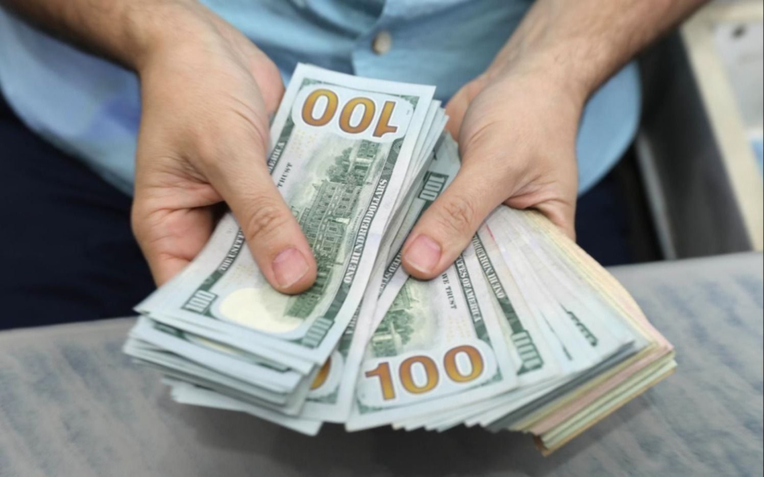 El dólar revierte la tendencia, baja 5 pesos y se vende a $469