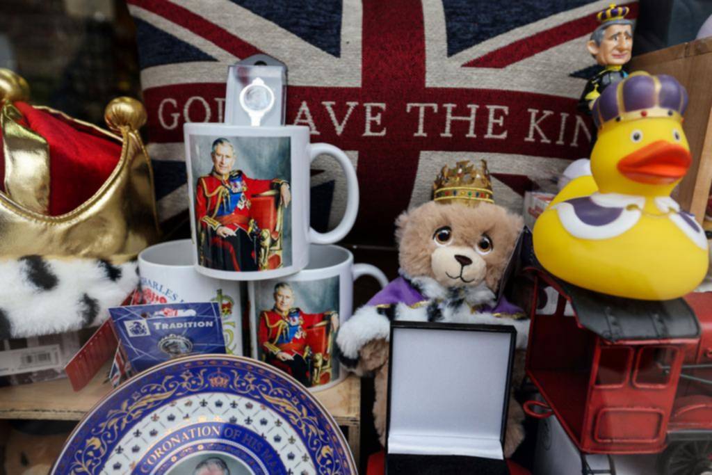 La coronación de Carlos con souvenires