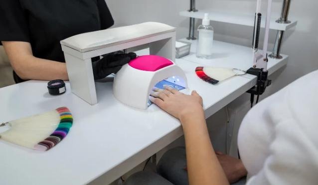 Advierten sobre posibles efectos cancerígenos de las lámparas para uñas