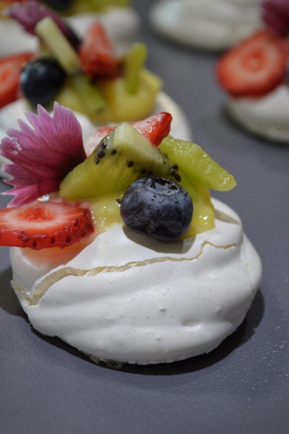 Mini Pavlovas con curd de limón y frutas