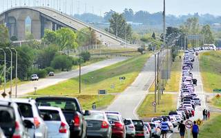 El fenómeno de la Argentina barata: "Miles de uruguayos cruzan la frontera hasta para ir a la peluquería"