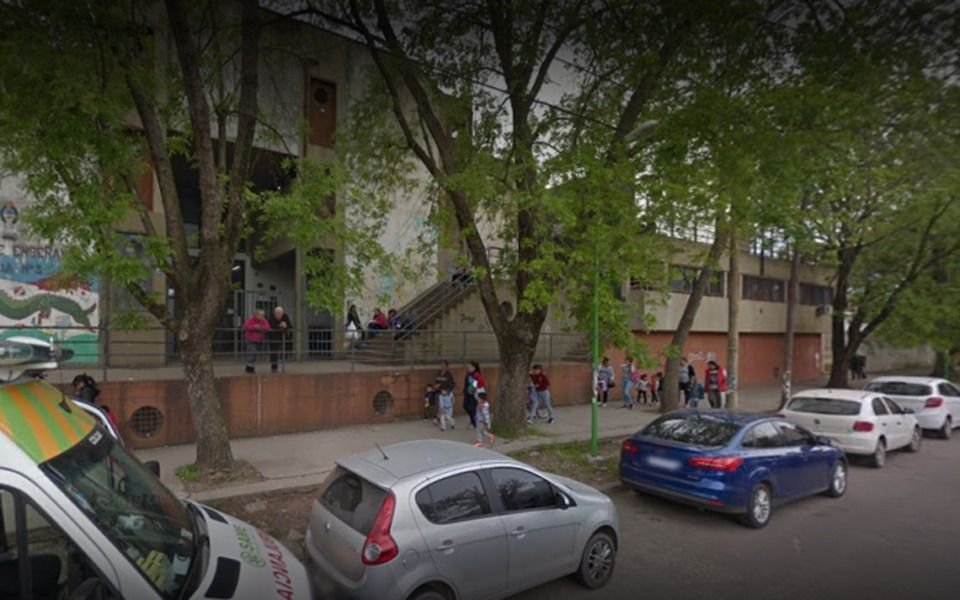 Violencia escolar en La Plata: intentaron apuñalar a una alumna de 14 años a la salida de clases