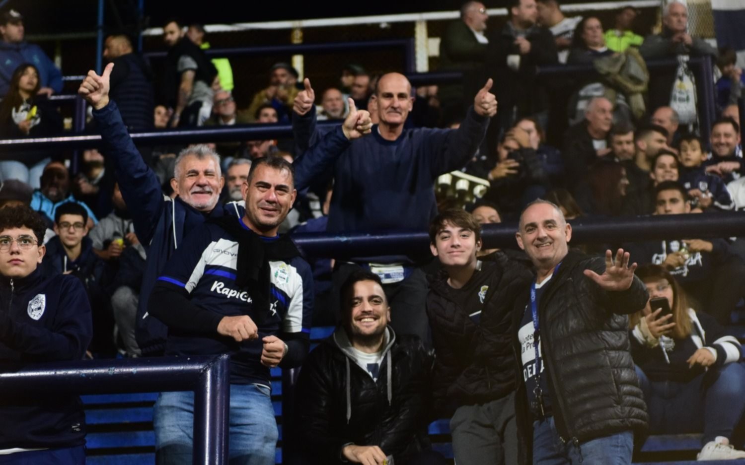 FOTOS | Respaldo incondicional en el Bosque: Gimnasia recibe a Goiás