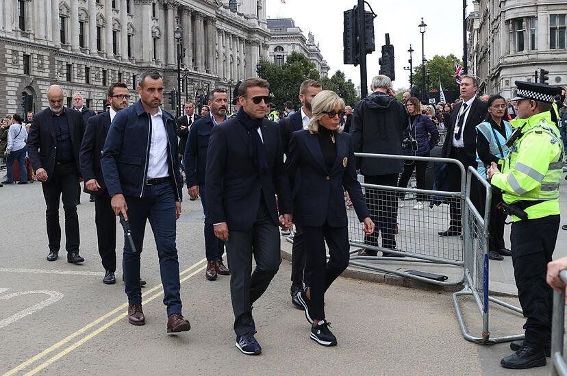 ¿Macron volverá a usar zapatillas como en el funeral de Isabel II?