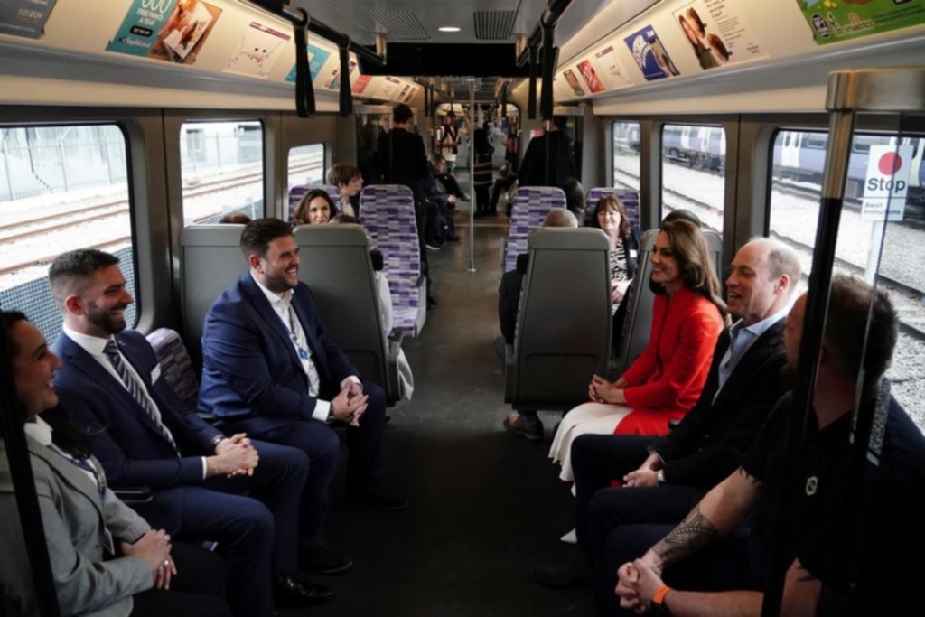 Los príncipes de Gales toman el subte para ir a un pub antes de la “gran fiesta”