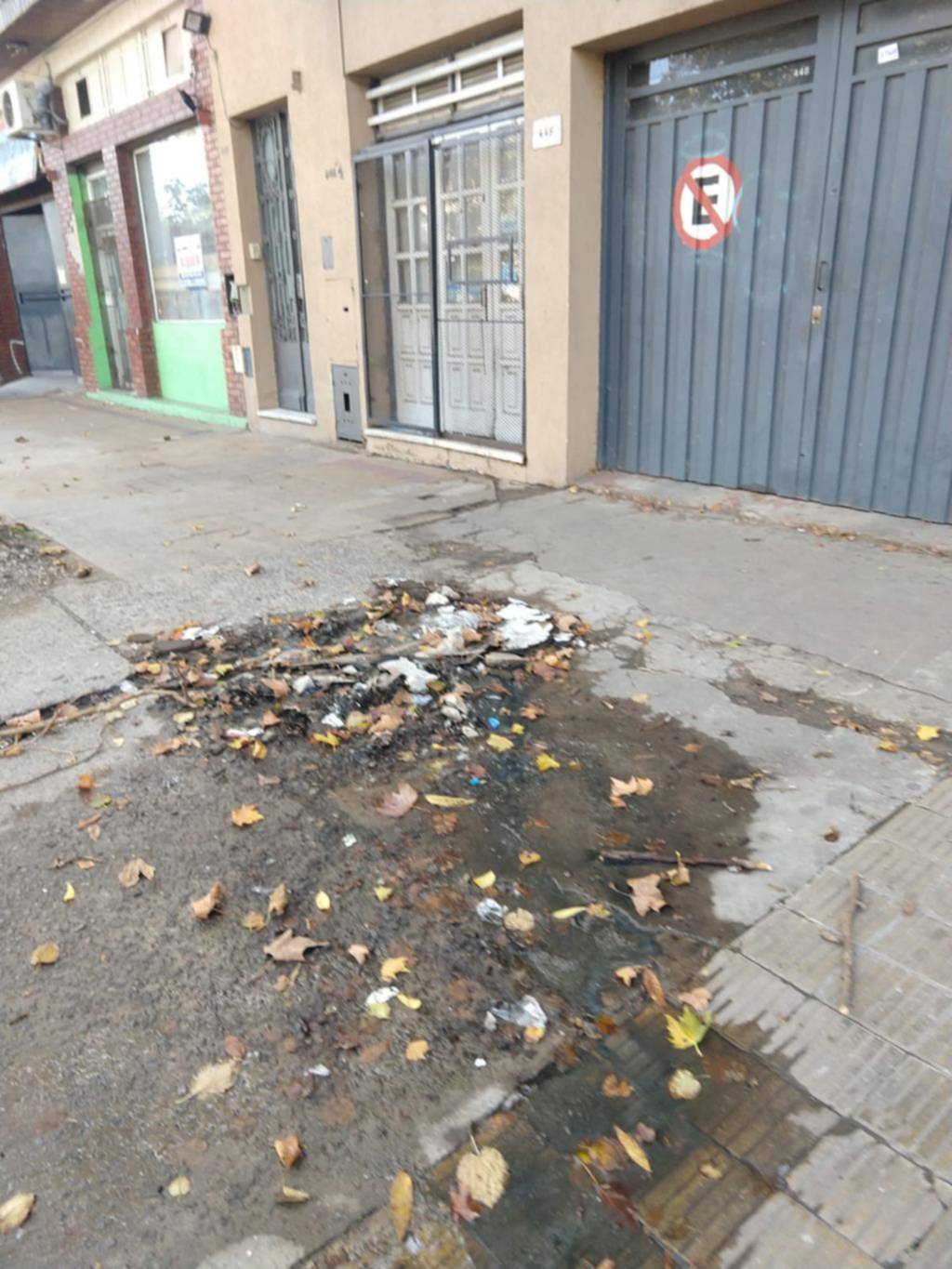Peligro por aguas servidas en una vereda de diagonal 80