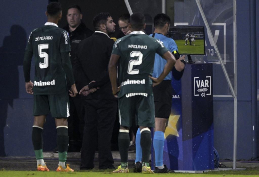 Otro fallo polémico que fastidió a jugadores, técnicos e hinchas
