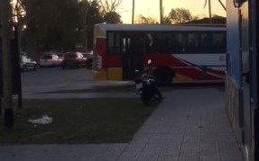 Preocupa a vecinos de La Plata una transitada calle en donde "vale todo"