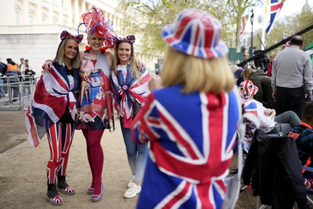 Retratos, coronas y tiendas de campaña transforman Londres