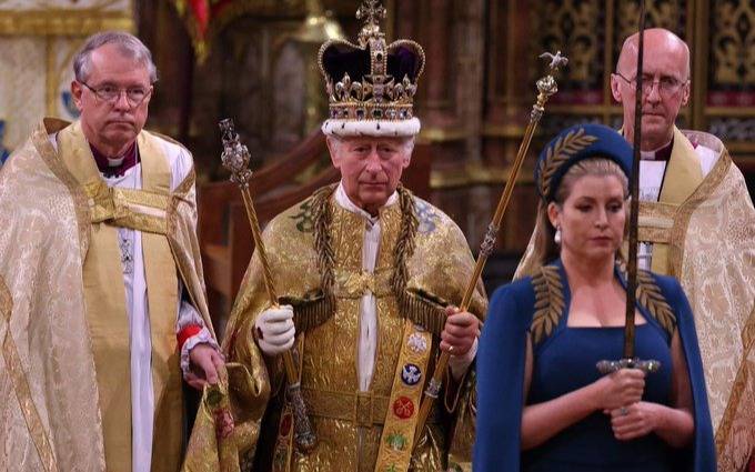 Joyas y ropaje de oro a pesar del pedido del rey de una celebración "sencilla"