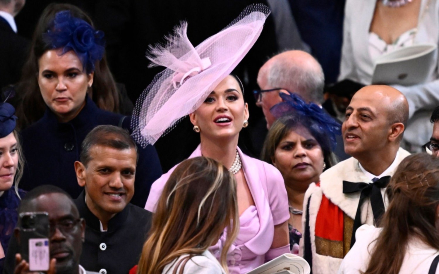 Katy Perry y un look que sorprendió a todos en la coronación de Carlos III