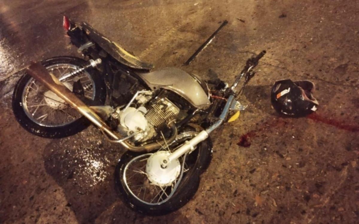 Berisso: fuerte choque entre un auto y una moto terminó con el motociclista en el hospital