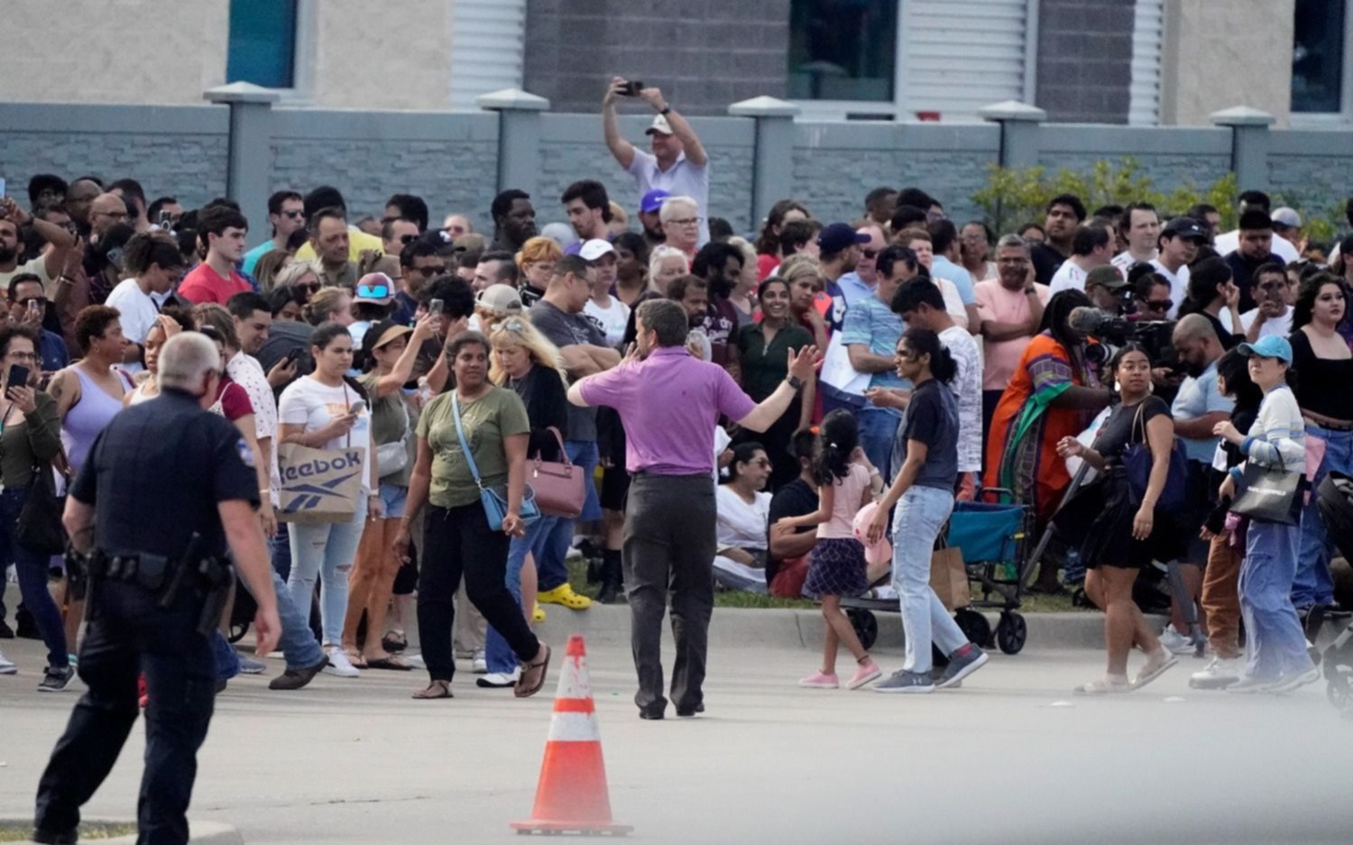 "Balacera infernal" en EE.UU: varios muertos en un centro comercial de Texas