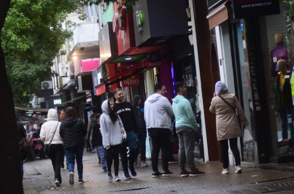 El comercio abre más tarde y esquiva el corte tradicional del mediodía
