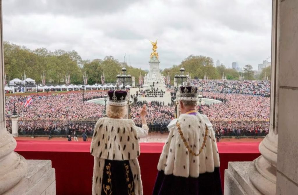 Fotos para guardar: el mundo, paralizado por la coronación