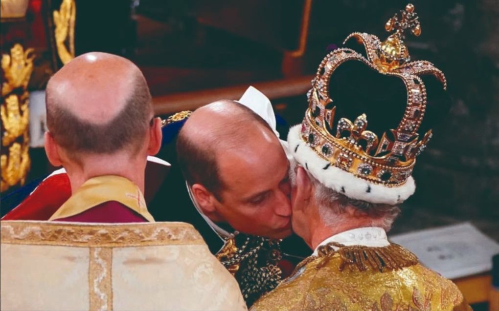 El beso del heredero al trono de la monarquía