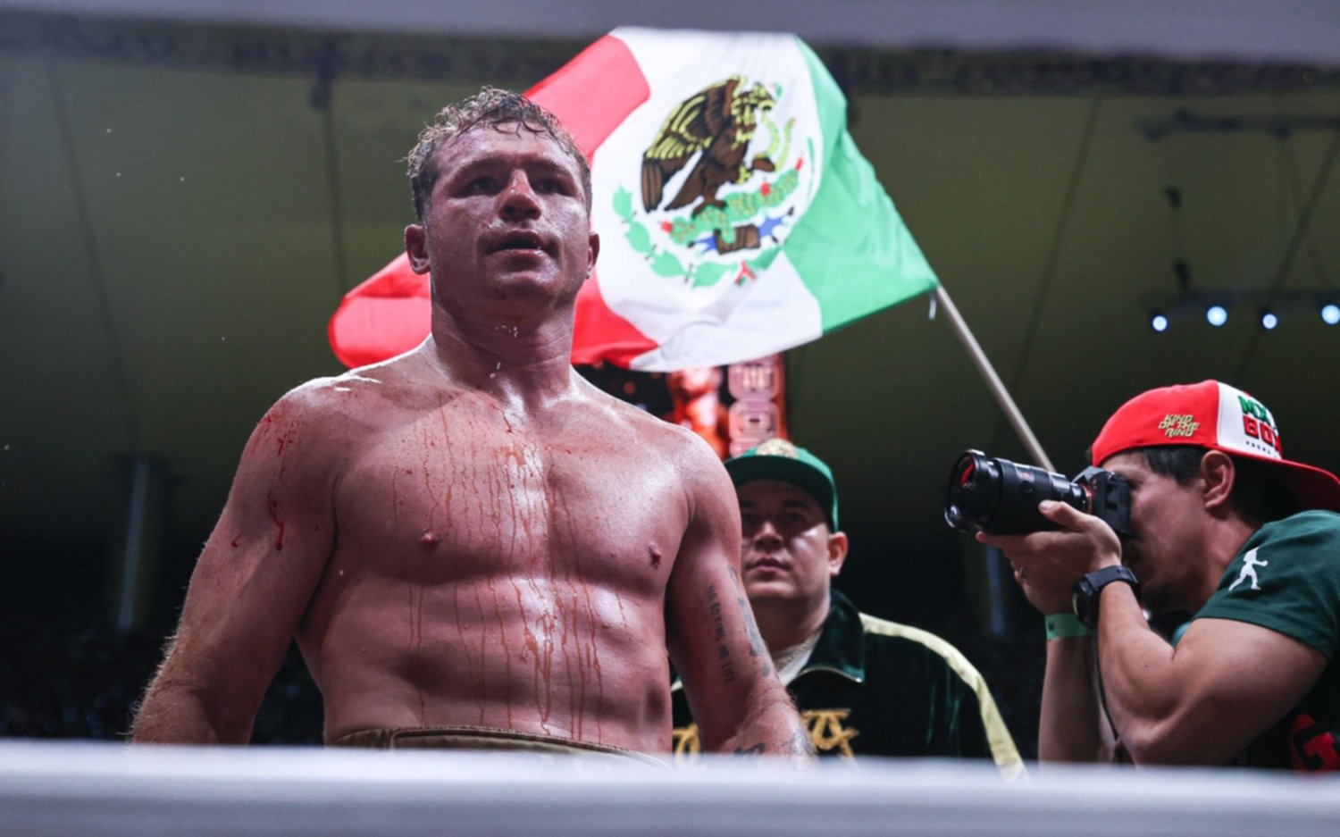 "Canelo" Álvarez retuvo los títulos con victoria unánime en su regreso a México