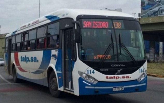 Jornada clave por el paro de micros interurbanos, que complica a usuarios de La Plata