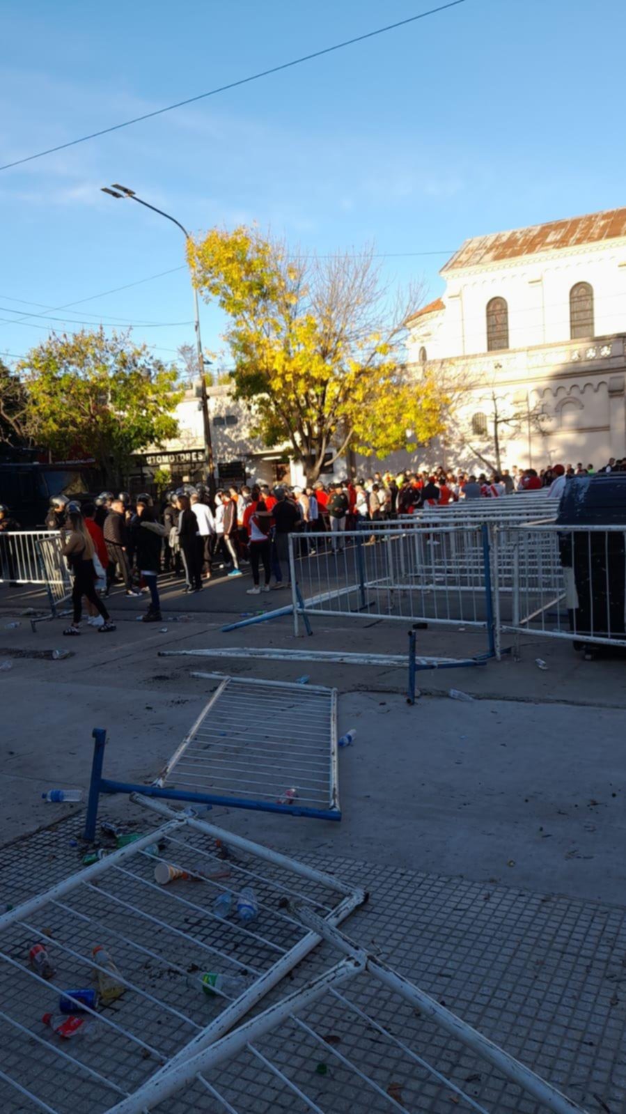 Bronca de socios con entradas que se quedaron afuera