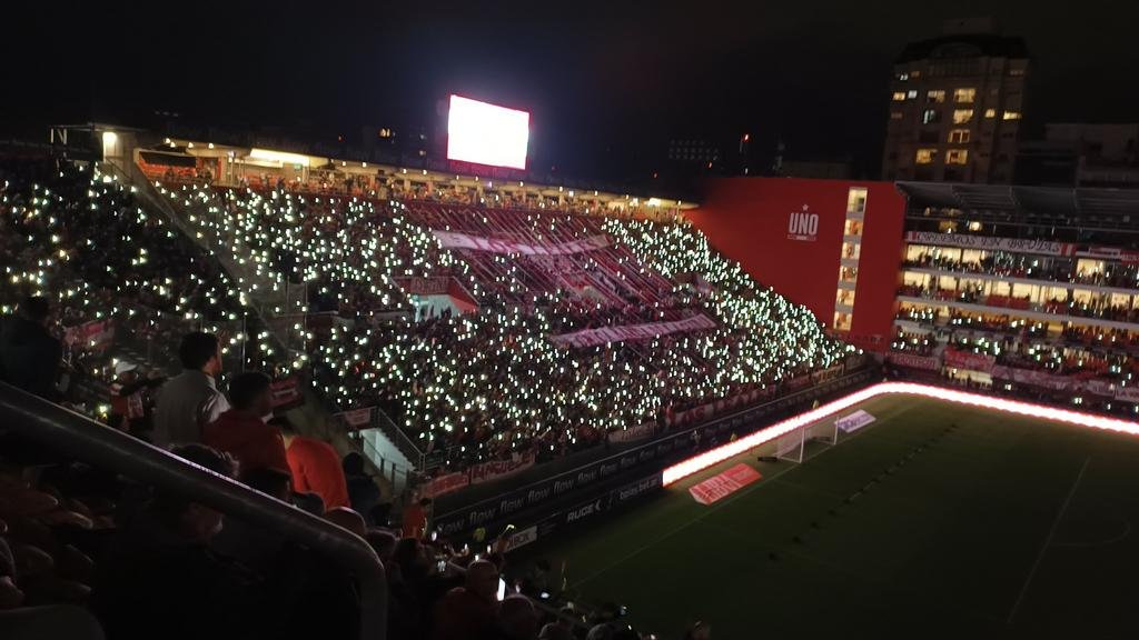 La gente y un recibimiento especial para el Pincha frente a Vélez en UNO