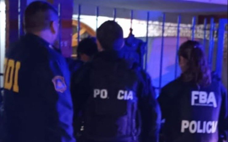 Aberrante ataque a una adolescente en Berisso: denunció que le robó, la llevó a un monte y la violó