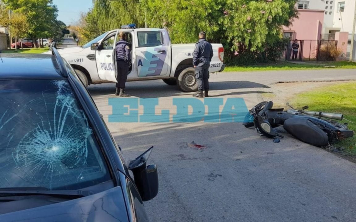 Violento choque en La Plata: una motociclista golpeó su cabeza contra el parabrisas de un auto