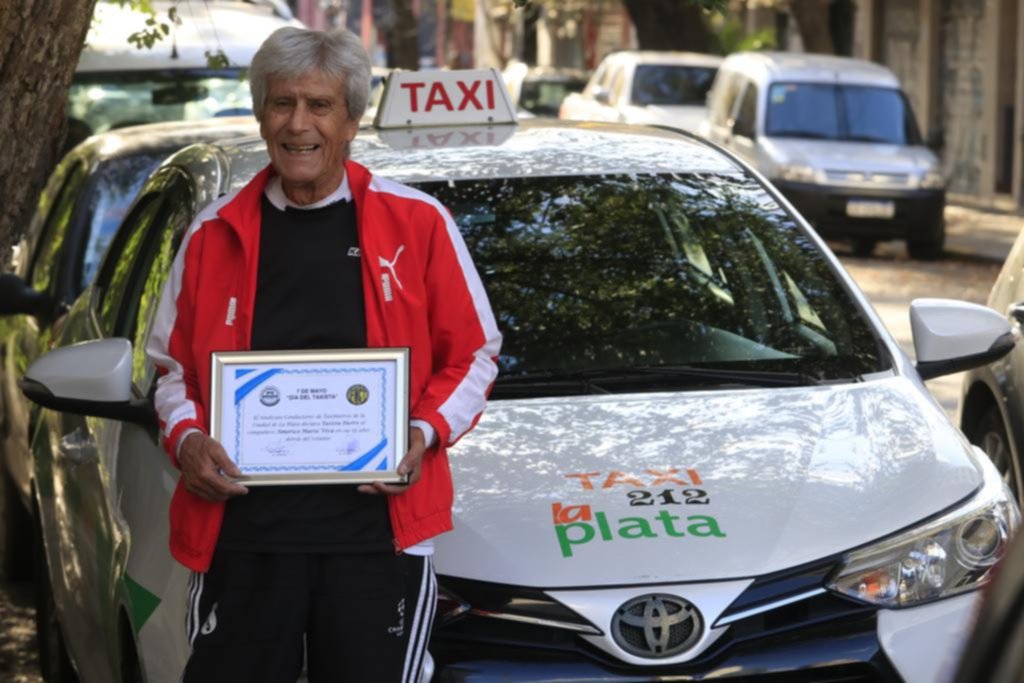 Lleva 62 años al volante y es taxista “ilustre”