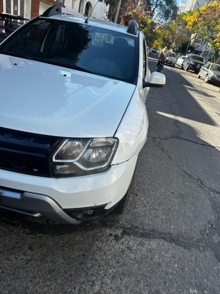 Susto en City Bell: casi se le incendia la camioneta por un pelotazo de golf
