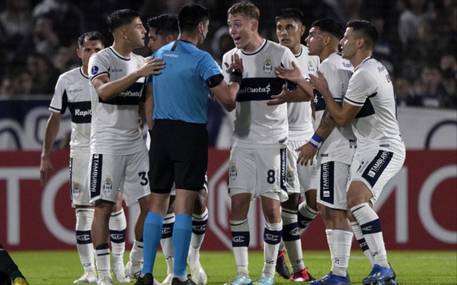 Tras el escándalo Lobo-Goiás, ¿reclamo colectivo por arbitrajes y multas de la Conmebol?