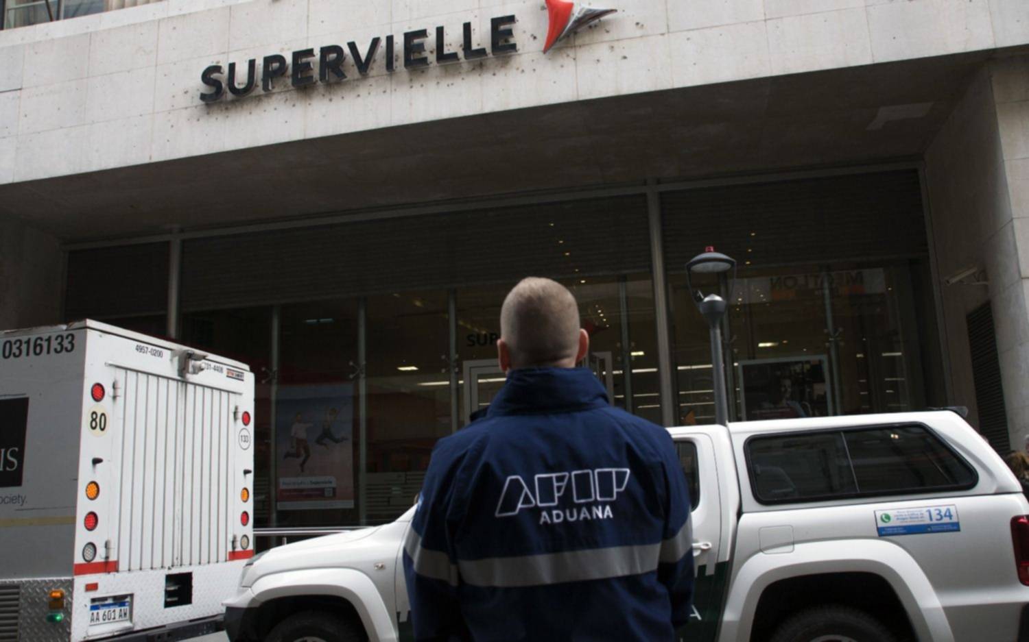La Aduana allanó 20 bancos por presuntas maniobras para beneficiarse con el cambio oficial