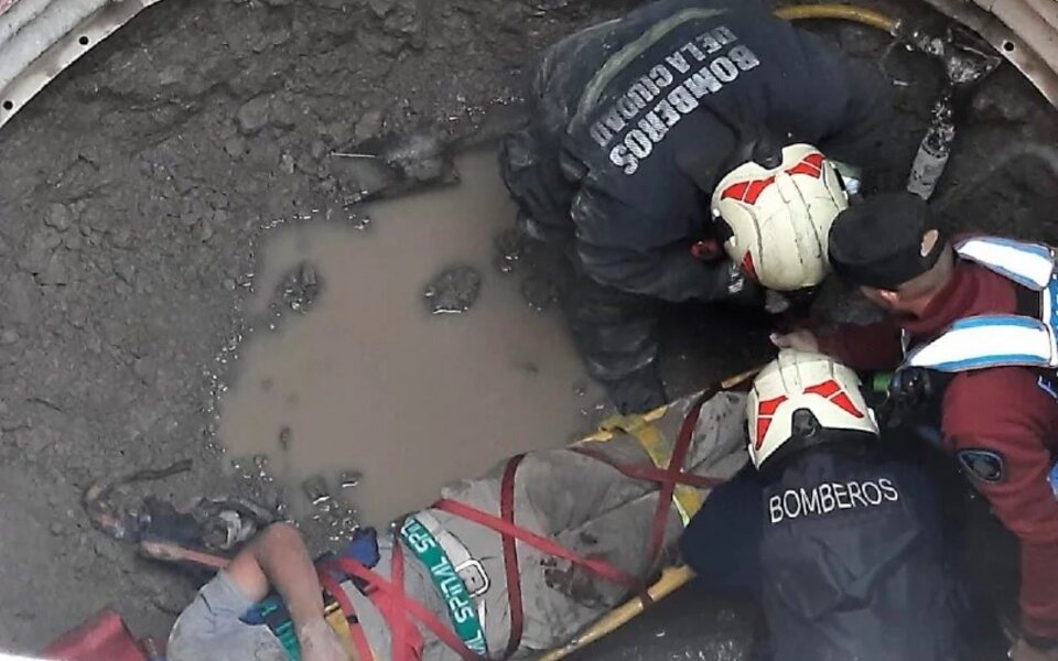 Cayó a un pozo de 5 metros mientras trabajaba en Belgrano: lo rescataron los bomberos