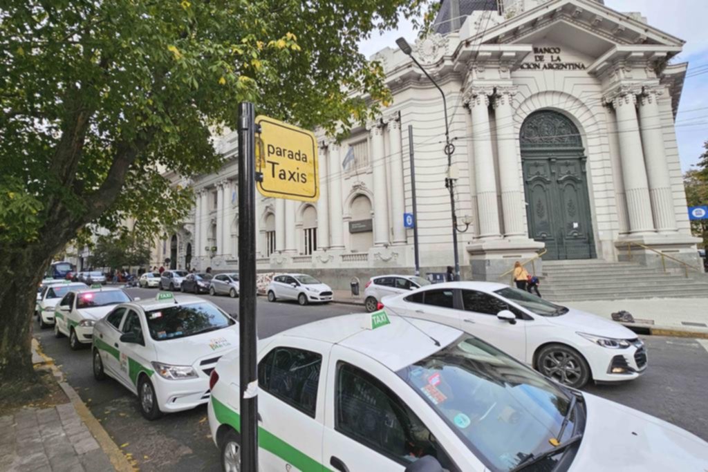 Bajos ingresos: remiseros y taxistas de La Plata en alerta