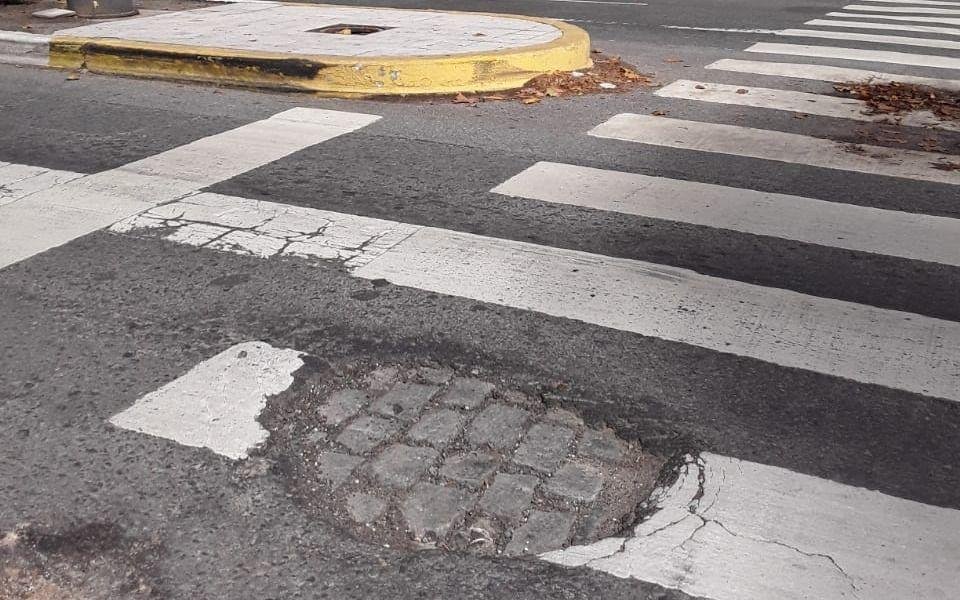 Peligro por baches en la esquina de 1 y 49
