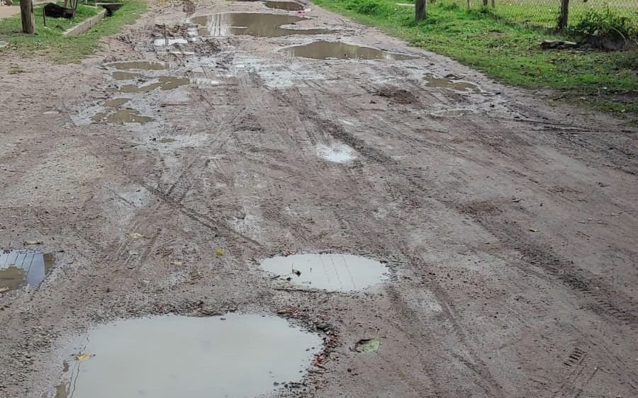 Piden auxilio en Berisso para una calle que parece "bombardeada": a puro barro y baches